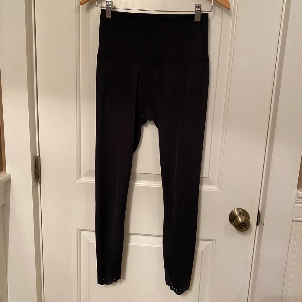 BEYOND YOGA LEGGINGS PANTS CAPRI CROPPED BLACK USA LASER CUT ANKLE SIZE M